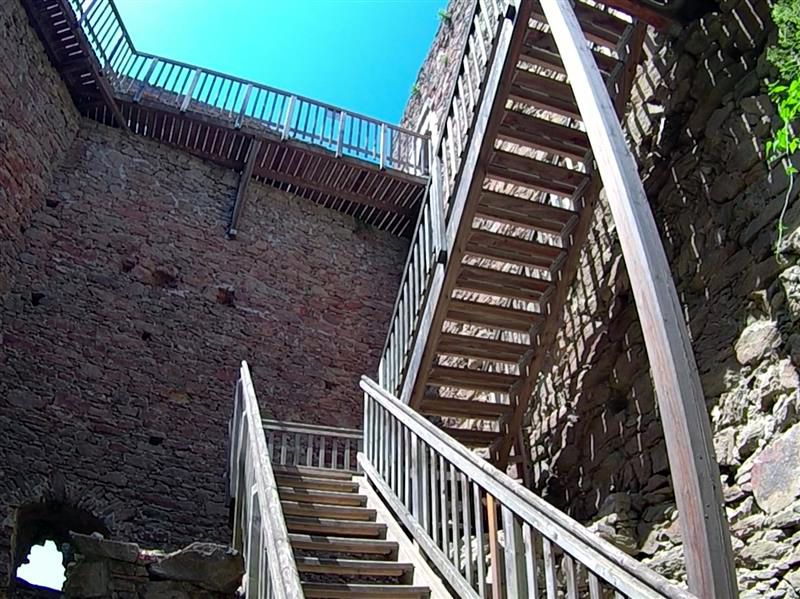 Dolna Austria zamki w dolinie Wachau. Aggstein - schody na piętro do kaplicy